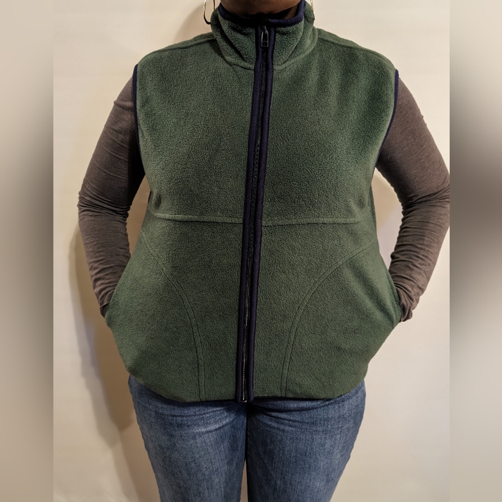 Essentials Women's Classic-Fit Sleeveless Soft Fleece Vest Size S